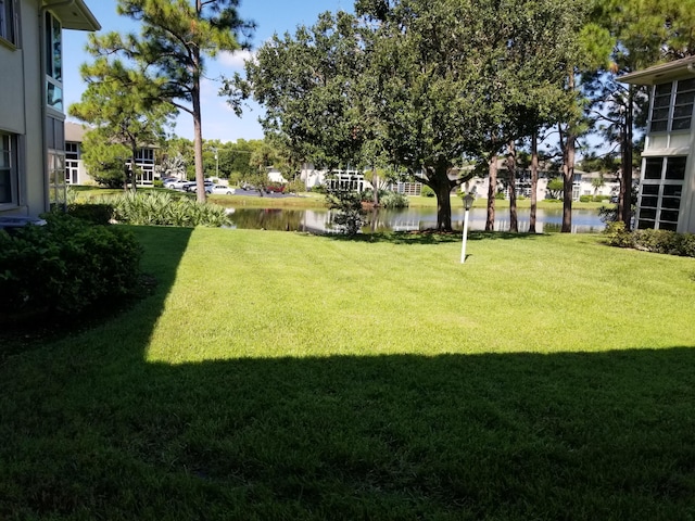 view of yard featuring a water view