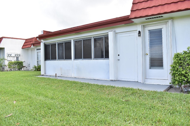 back of house featuring a yard