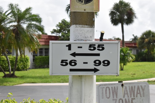 community / neighborhood sign featuring a lawn