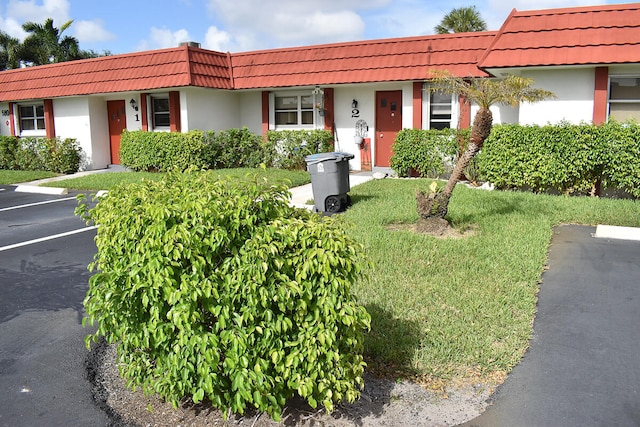 single story home with a front lawn