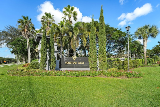 community sign featuring a yard