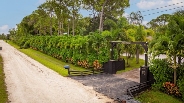 view of property's community featuring a yard