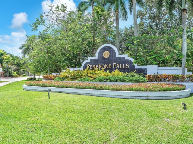 community sign with a lawn