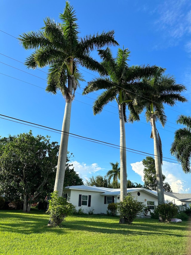 view of front of property featuring a front lawn