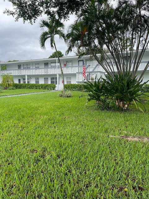 exterior space featuring a front yard