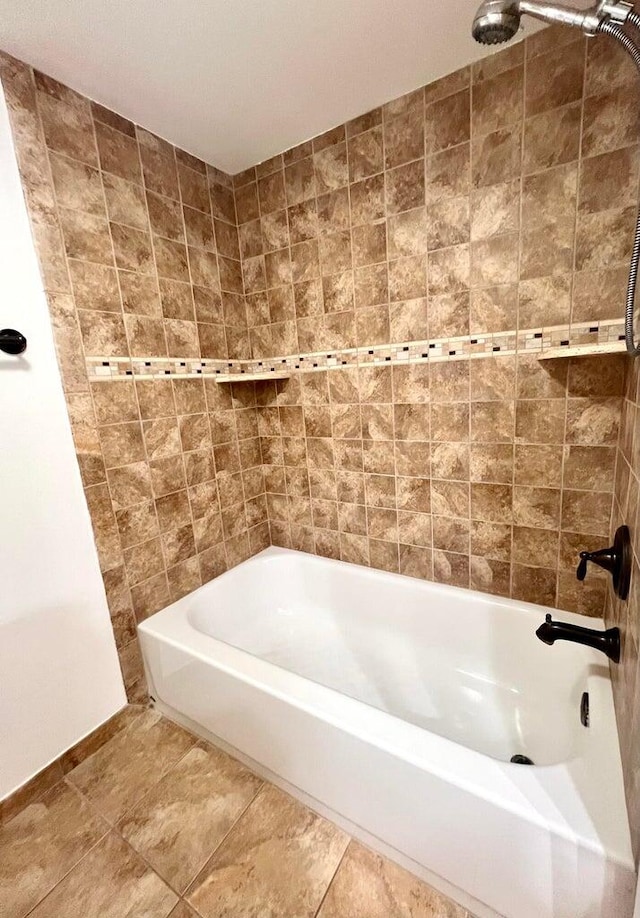 bathroom with tiled shower / bath