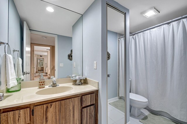 bathroom with a shower with curtain, vanity, and toilet