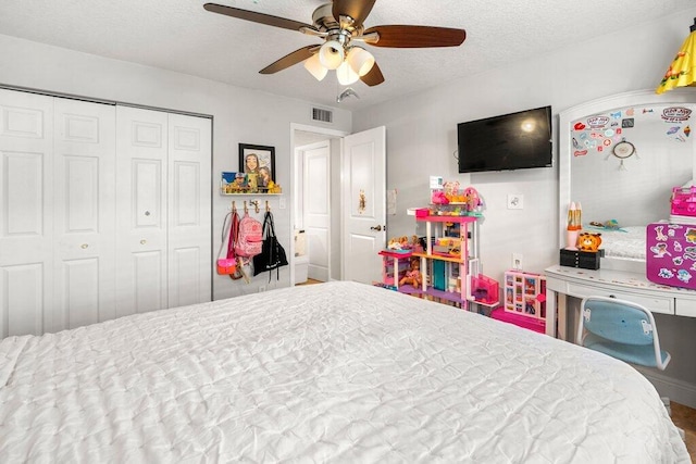 bedroom featuring a closet, a textured ceiling, and ceiling fan