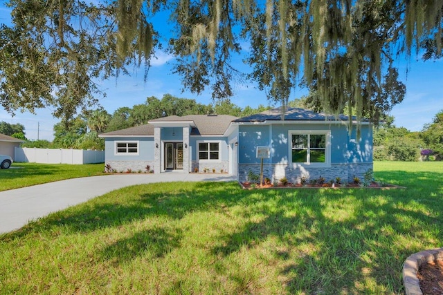 view of front of property featuring a front yard