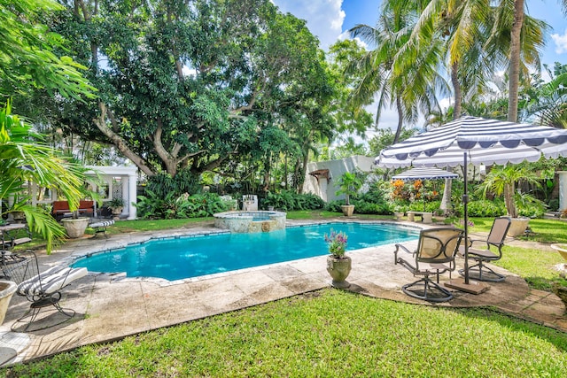 view of pool featuring an in ground hot tub, a patio area, and a yard