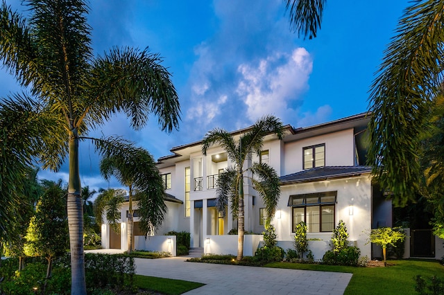 view of front of property featuring a front yard