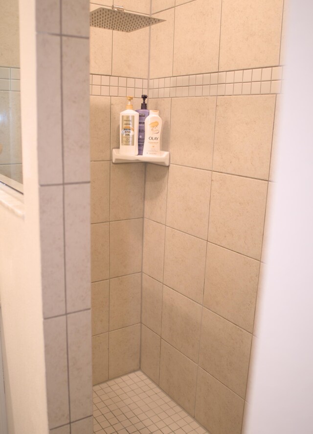 bathroom featuring tiled shower