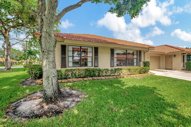 view of front of property featuring a front yard