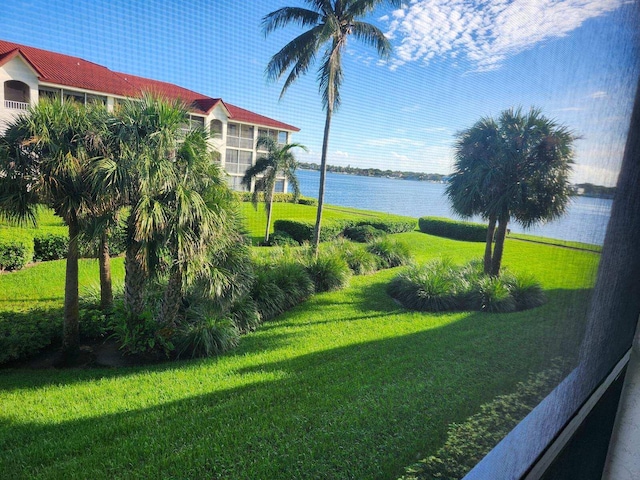 view of yard featuring a water view