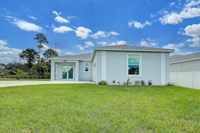 view of front of home featuring a front yard