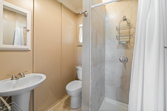 bathroom with a shower with shower curtain, sink, and toilet