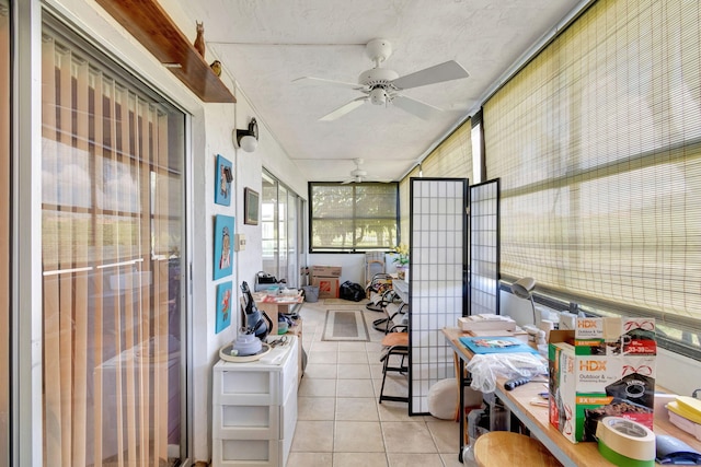 sunroom with ceiling fan