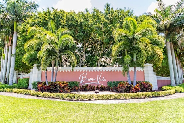 community / neighborhood sign featuring a yard