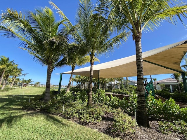 view of home's community featuring a lawn