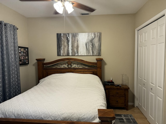 bedroom featuring a closet, light hardwood / wood-style flooring, and ceiling fan