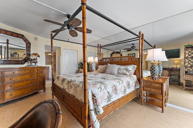 bedroom featuring light wood-style floors, a closet, and a ceiling fan