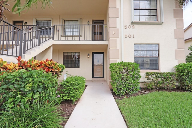 property entrance featuring a balcony