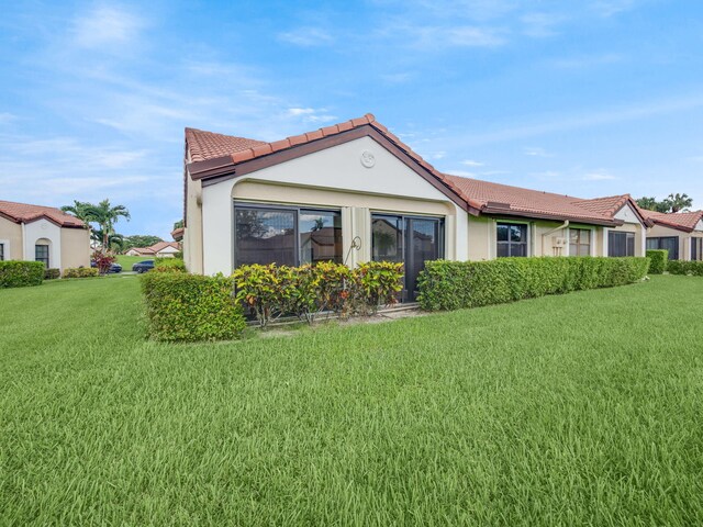 view of front facade featuring a front lawn