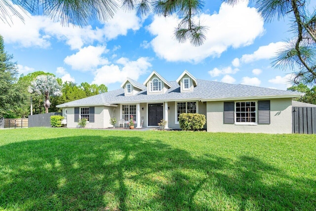 view of front of property featuring a front yard