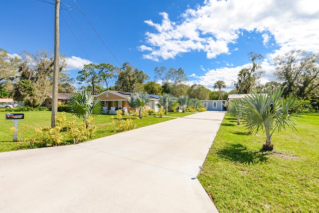 view of front of property featuring a front lawn