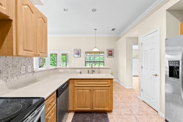 kitchen with sink, kitchen peninsula, stainless steel appliances, crown molding, and decorative backsplash