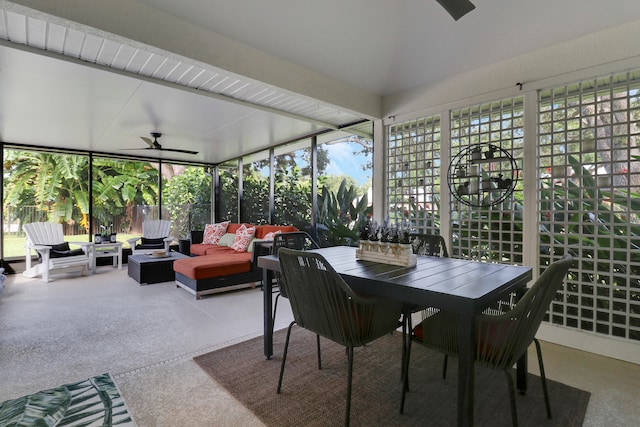 sunroom with ceiling fan