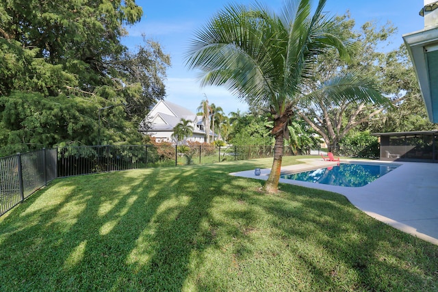 view of yard featuring a fenced in pool