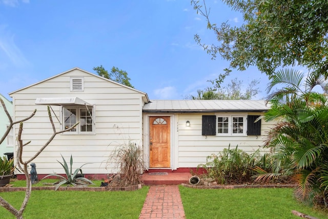 view of front of property with a front lawn