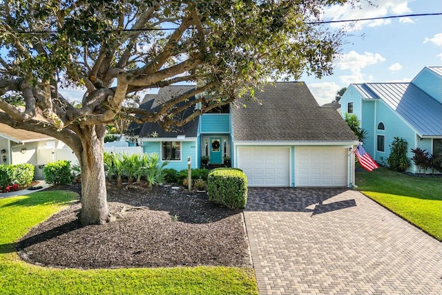 view of front facade featuring a garage