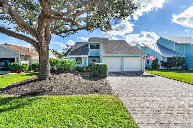 view of front of house featuring a front lawn and a garage