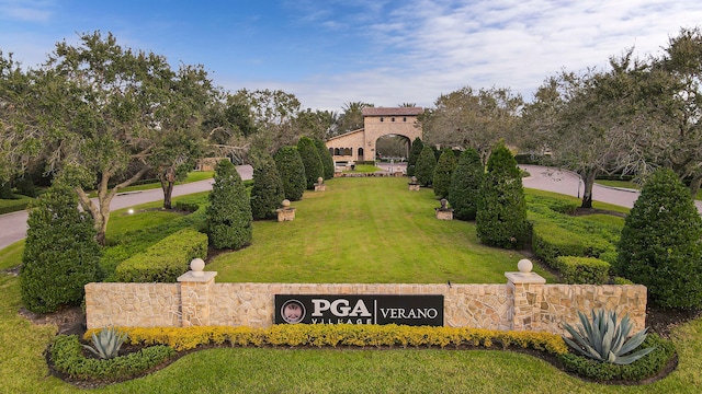 view of front of house featuring a front yard