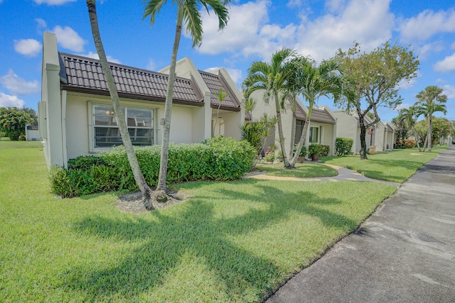 view of front of property with a front yard