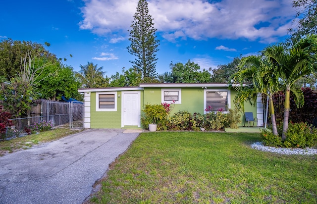 view of front of home featuring a front lawn