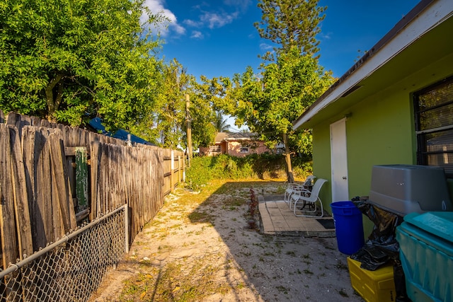 view of yard with a patio area