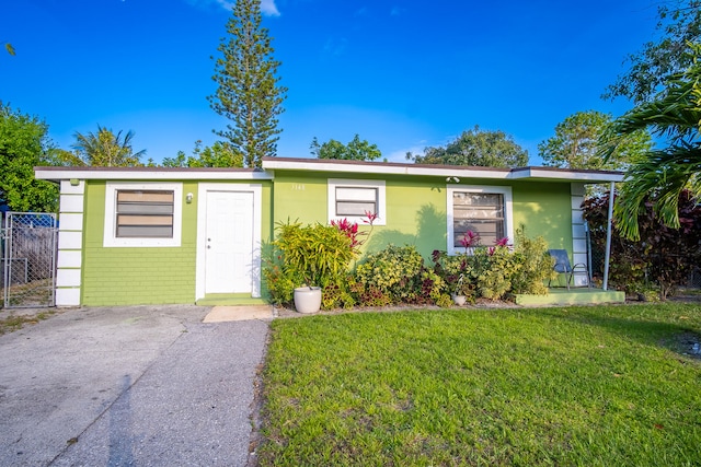 view of front of home featuring a front lawn