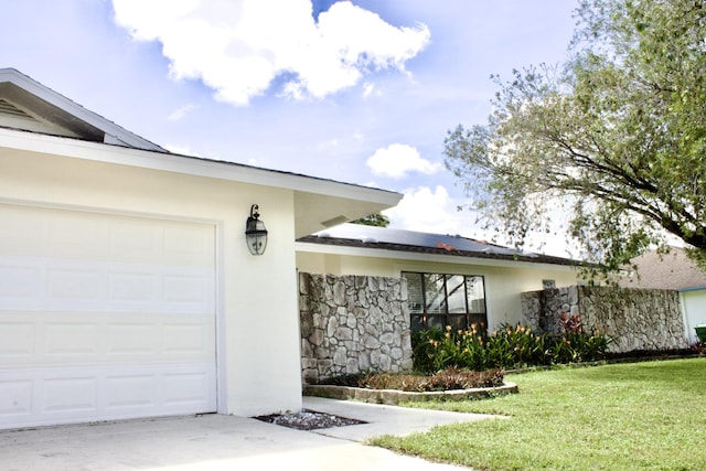 view of front facade featuring a garage and a front lawn