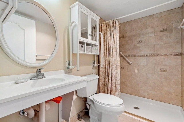 bathroom featuring a shower with curtain and toilet