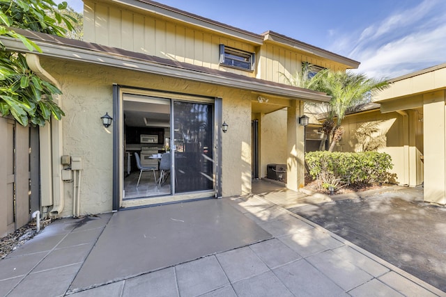 property entrance featuring a patio