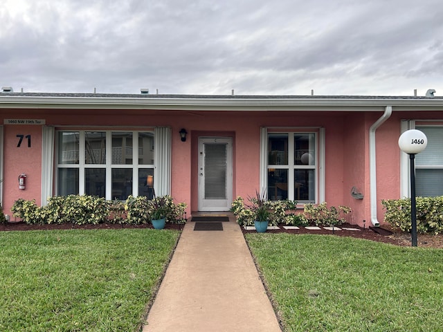 view of front of property featuring a front yard