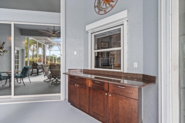 bar featuring ceiling fan