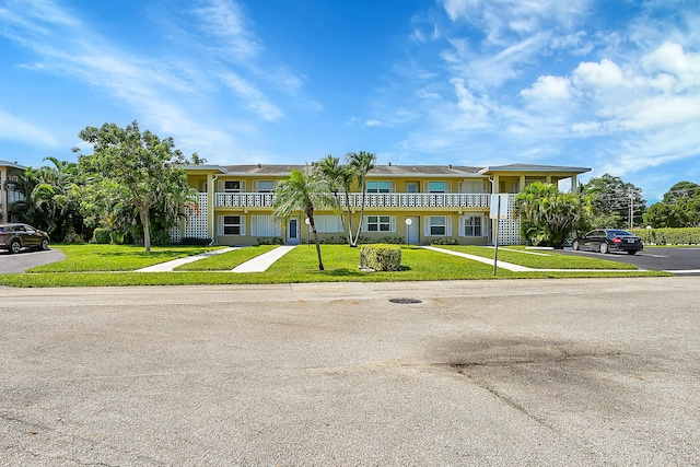 view of front of house featuring a front lawn