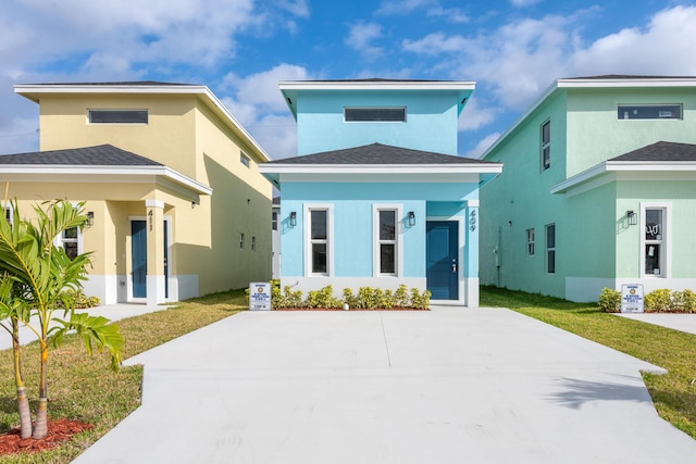 view of front facade featuring stucco siding and a front yard