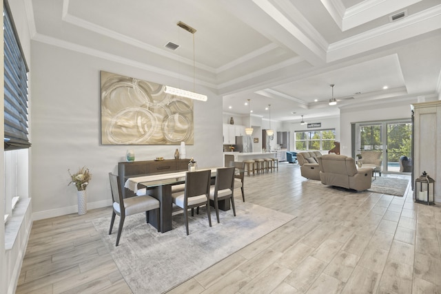 dining room featuring light hardwood / wood-style floors, ornamental molding, and ceiling fan