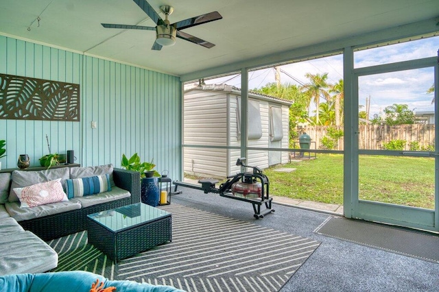 sunroom with ceiling fan