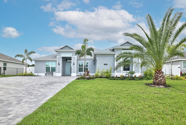 ranch-style house featuring a front lawn